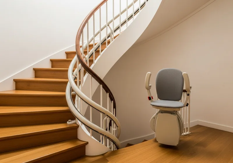 Monte-escalier tournant dont le rail épouse un quart-tournant dans une maison limougeaude