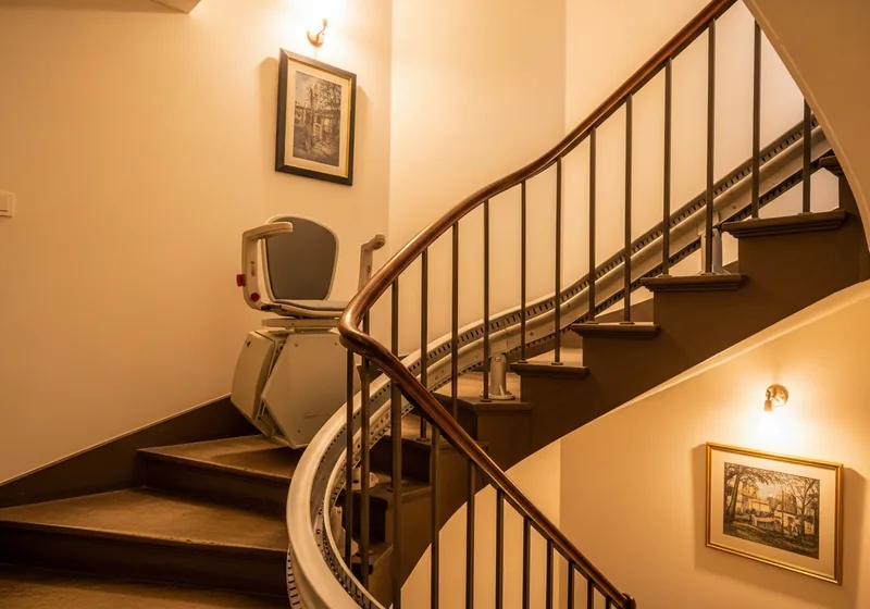 Monte-escalier tournant installé sur un escalier quart-tournant à Panazol